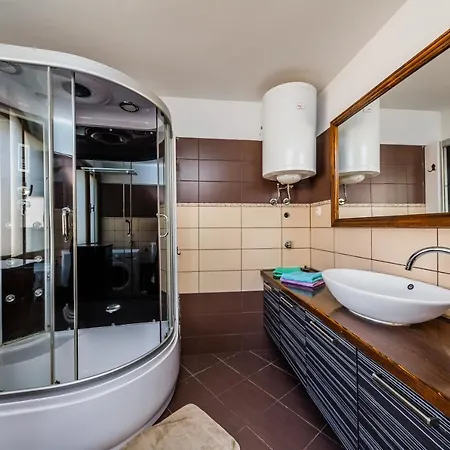 Apartment Seafront Spacious Apt 120 M2 Size In The Center