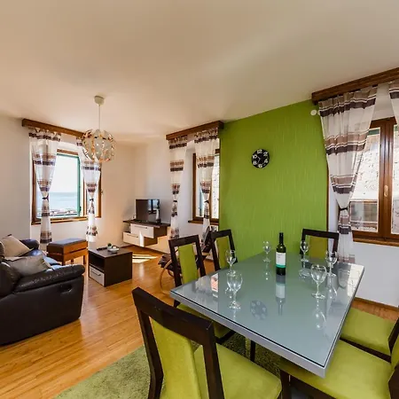 Seafront Spacious Apt 120 M2 Size In The Center Apartment