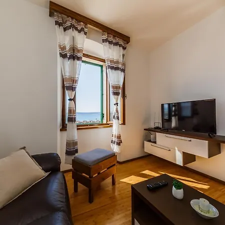 Apartment Seafront Spacious Apt 120 M2 Size In The Center Kaštela