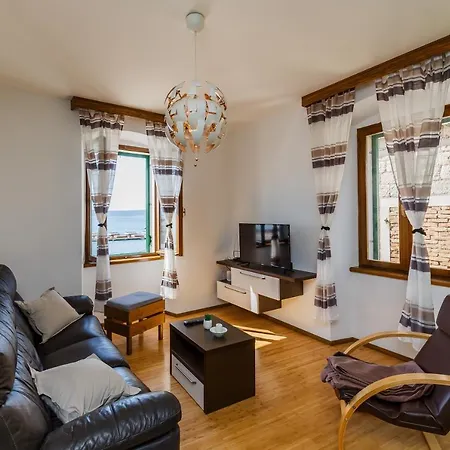 Apartment Seafront Spacious Apt 120 M2 Size In The Center Kaštela