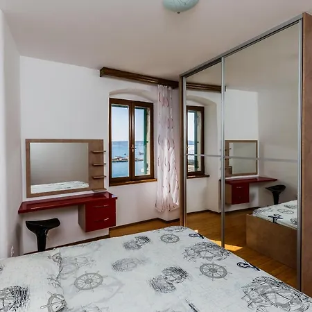 Seafront Spacious Apt 120 M2 Size In The Center Kaštela