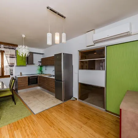 Seafront Spacious Apt 120 M2 Size In The Center Kastela
