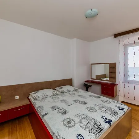 Seafront Spacious Apt 120 M2 Size In The Center Kastela