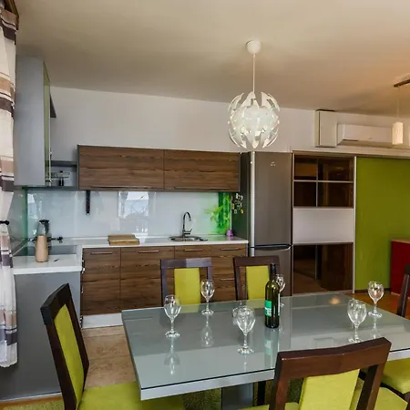 Seafront Spacious Apt 120 M2 Size In The Center Kastela