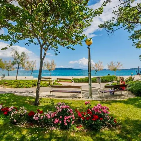 Seafront Spacious Apt 120 M2 Size In The Center * Kastela